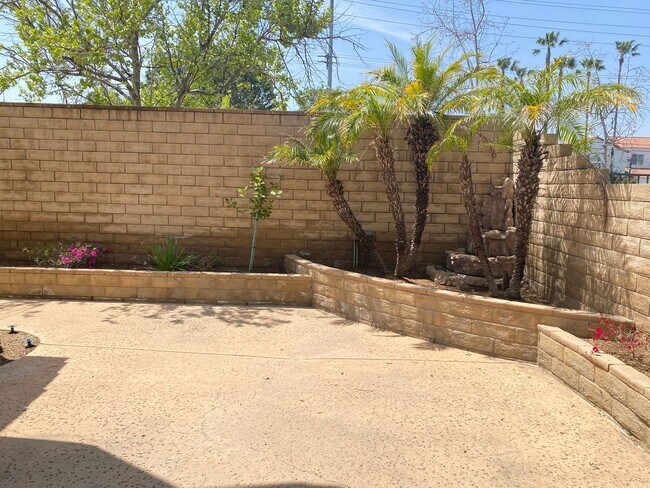 Building Photo - 3 bed, 2 1/2 bath home in desirable west Simi Valley gated community
