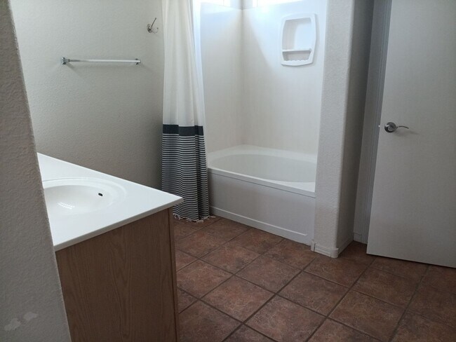 Building Photo - 3 Bedroom, 2 Bathroom Home! Schedule a Sho...