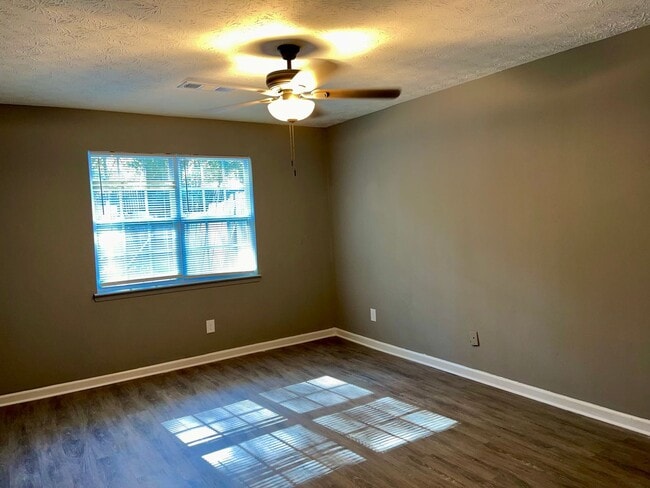 Building Photo - Totally Remodeled 2 Bed/1.5 Bath Ranch Style Duplex in a Quiet but Convenient Neighborhood!