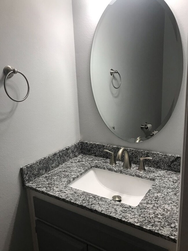 Building Photo - 2 BEDROOM/2BATH TOWN HOUSE STYLE CONDO IN ...