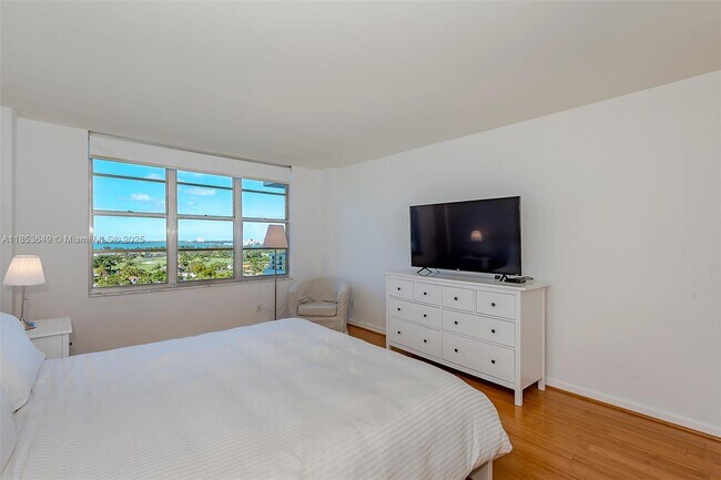 Building Photo - 5600 Collins Ave