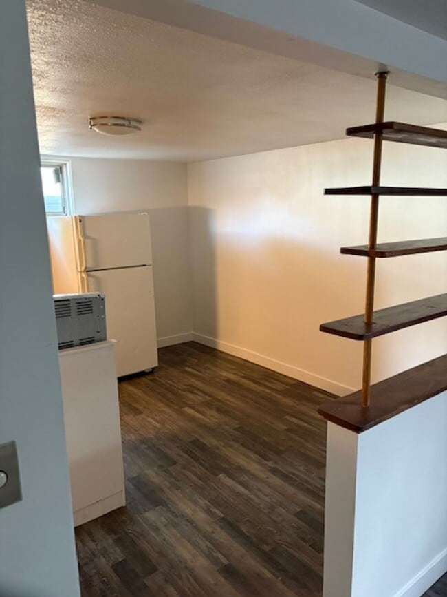 Building Photo - 418 Lola Ln