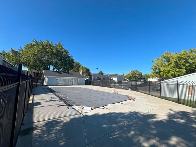 Building Photo - Ground Floor Two Bedroom with Community Pool