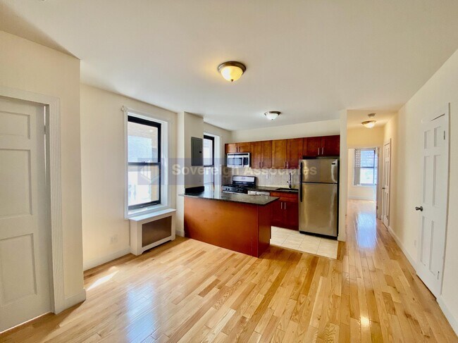 Building Photo - 686 W 204th St