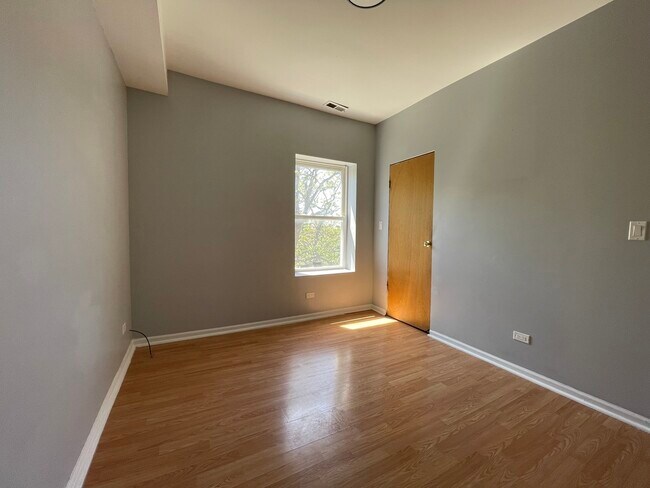 Building Photo - 1152 N Harding Ave