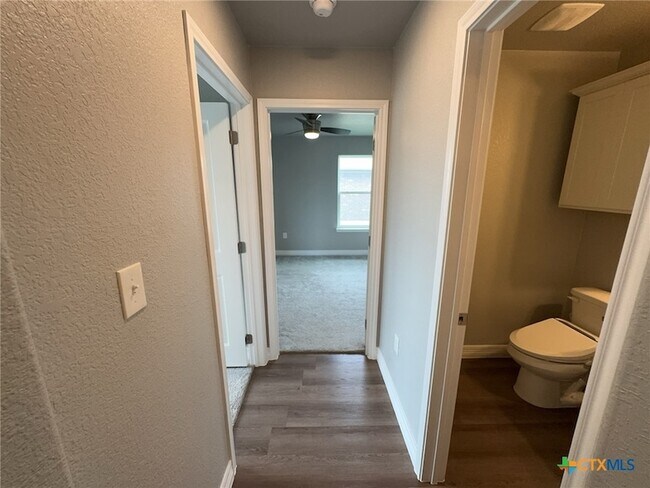 Building Photo - 907 Holliday Dr