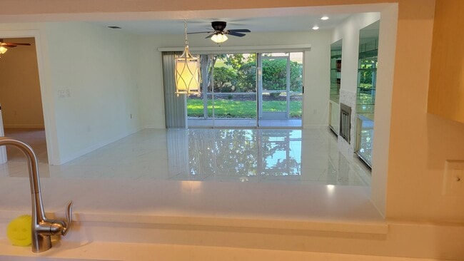 Building Photo - Annual unfurnished  renovated 2/2 villa in...