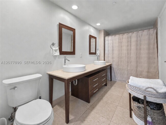 Building Photo - 495 Brickell Ave