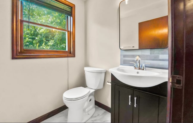 Building Photo - 15 Sunnyside Ln