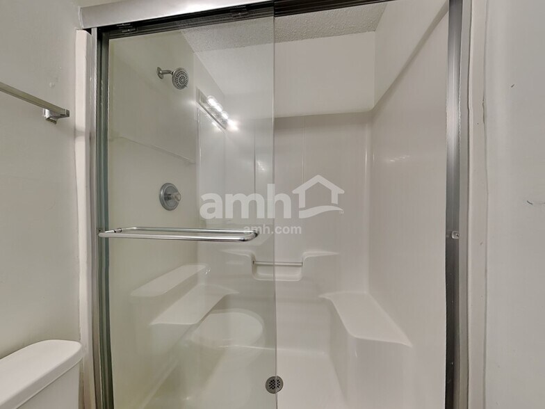 Building Photo - 6527 Forest Cross Dr