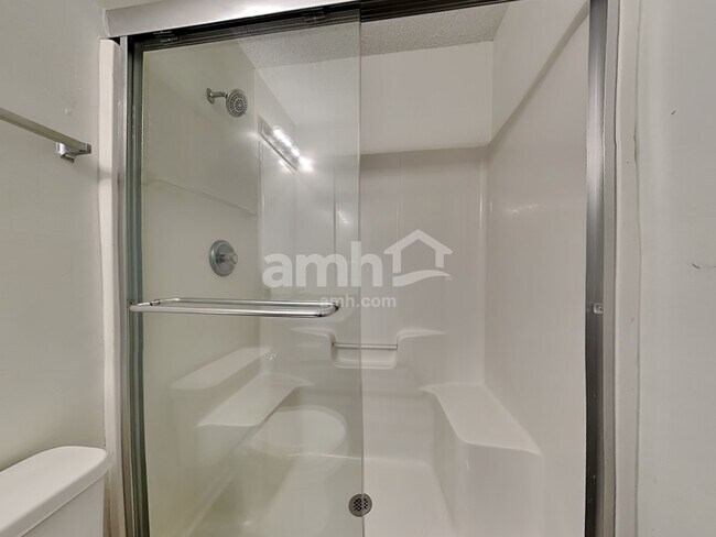 Building Photo - 6527 Forest Cross Dr