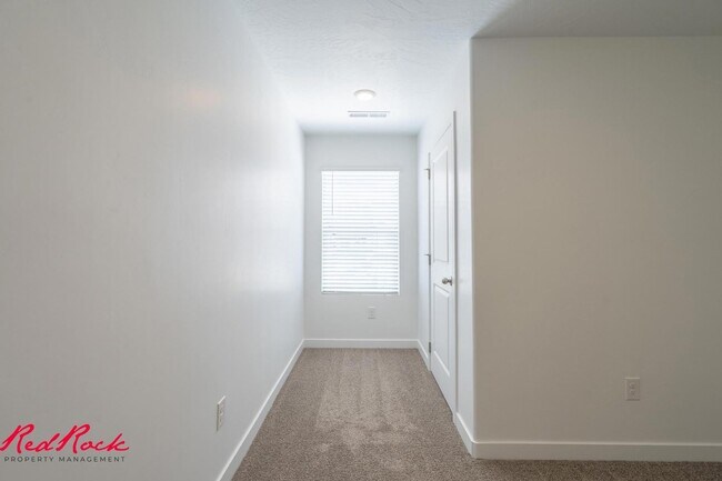 Building Photo - Dog Friendly! 3 Bedroom 2 Bathroom Townhome in Long Valley.