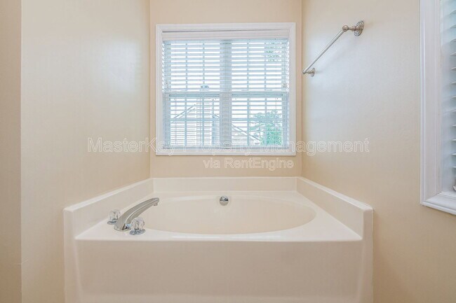 Building Photo - 4001 Winecott Dr
