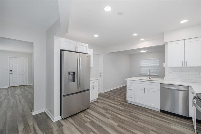 Building Photo - 211 Timberlane Dr