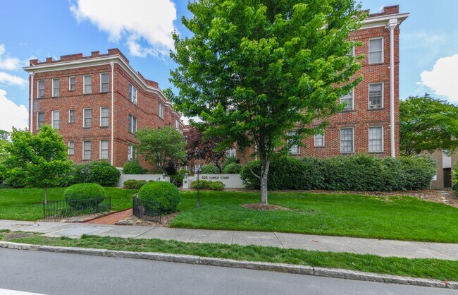 Building Photo - 828 N Elm St