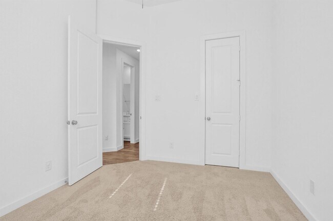 Building Photo - 256 Sky Top Dr