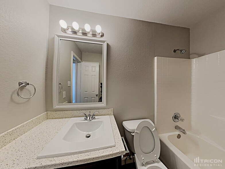 Building Photo - 710 Green Acres Ln