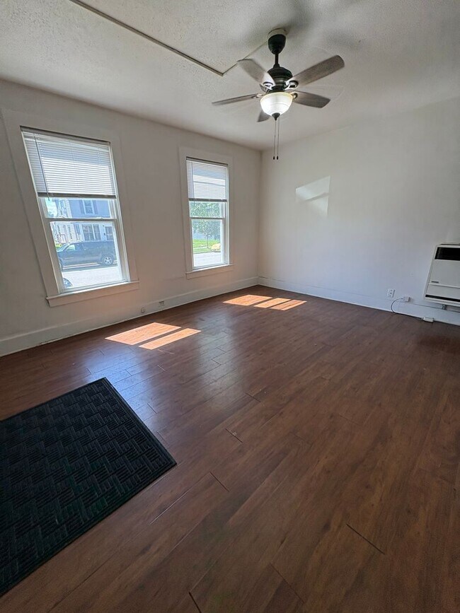 Building Photo - 608 9th St N