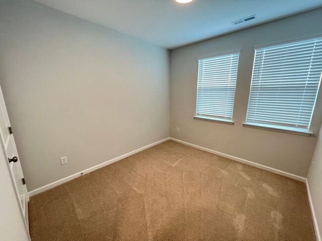 Building Photo - Spacious, Like-New Townhome with Premium F...