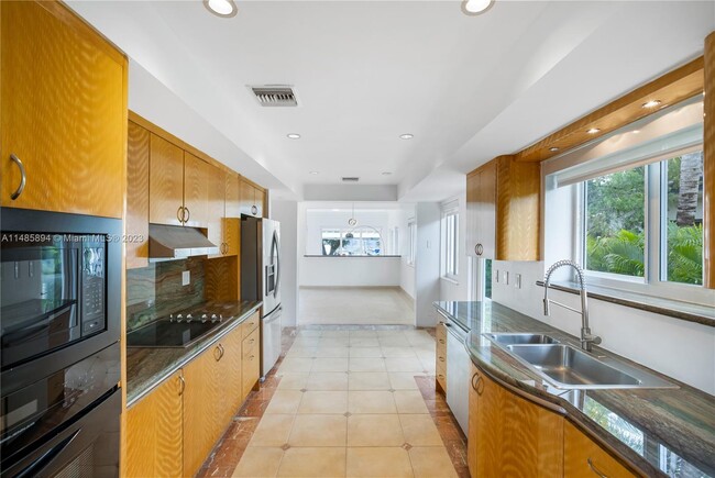 Building Photo - 950 S Shore Dr