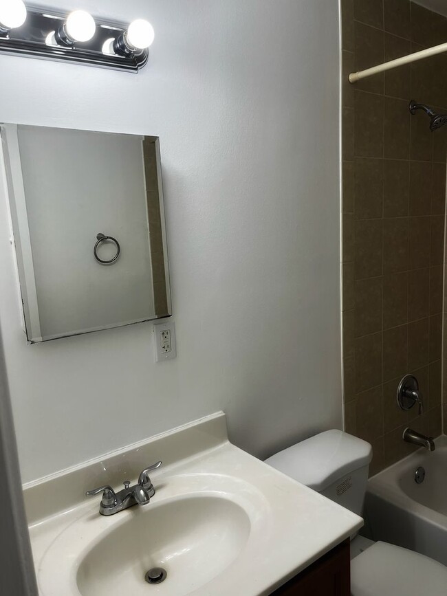 Building Photo - 3 bedroom 1 bathroom - Markham View Hyatts...