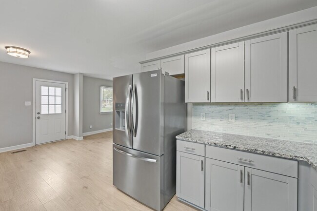 Building Photo - 1910 Hilldale Dr