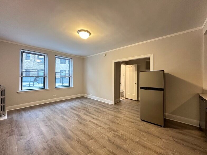 Building Photo - 3335 W Diversey Ave