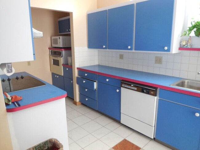Building Photo - Awesome 3 Bedroom Holladay ground floor un...