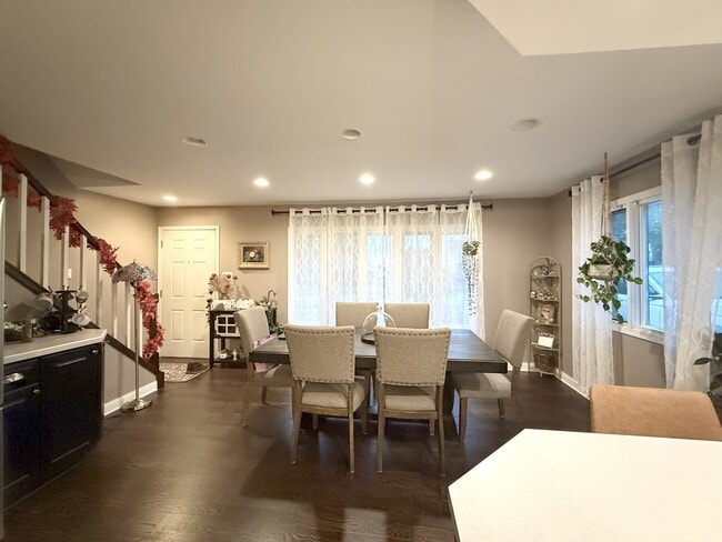 Building Photo - 10740 Monitor Ave