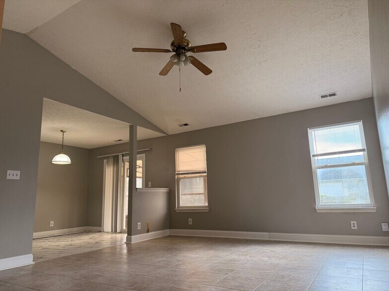 Building Photo - 1327 Roundtable Dr