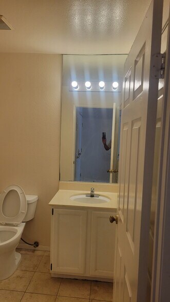 Building Photo - 10960 Ashton Ave