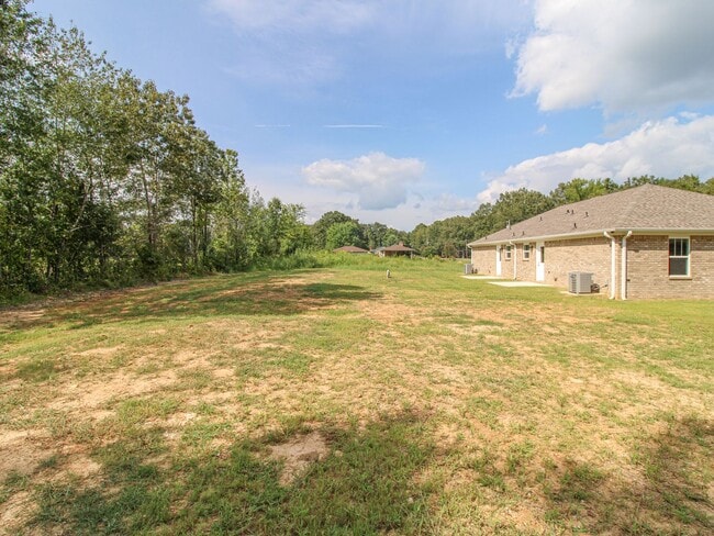 Building Photo - Great Location close to Athens!