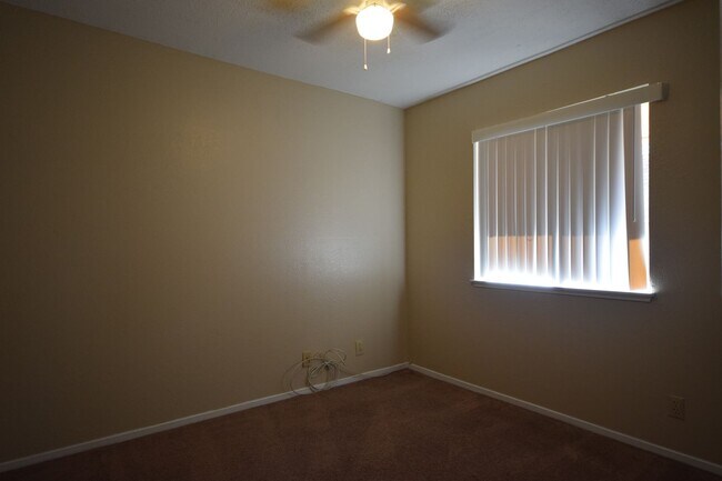 Building Photo - Cozy single story condo close to the commu...