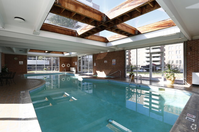 Pool - Da Vinci Apartments