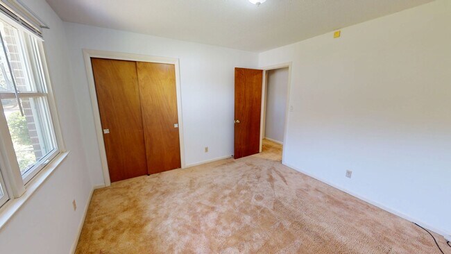Building Photo - Charming 3 Bedroom Brick Ranch with Refurbished Original Woodwork