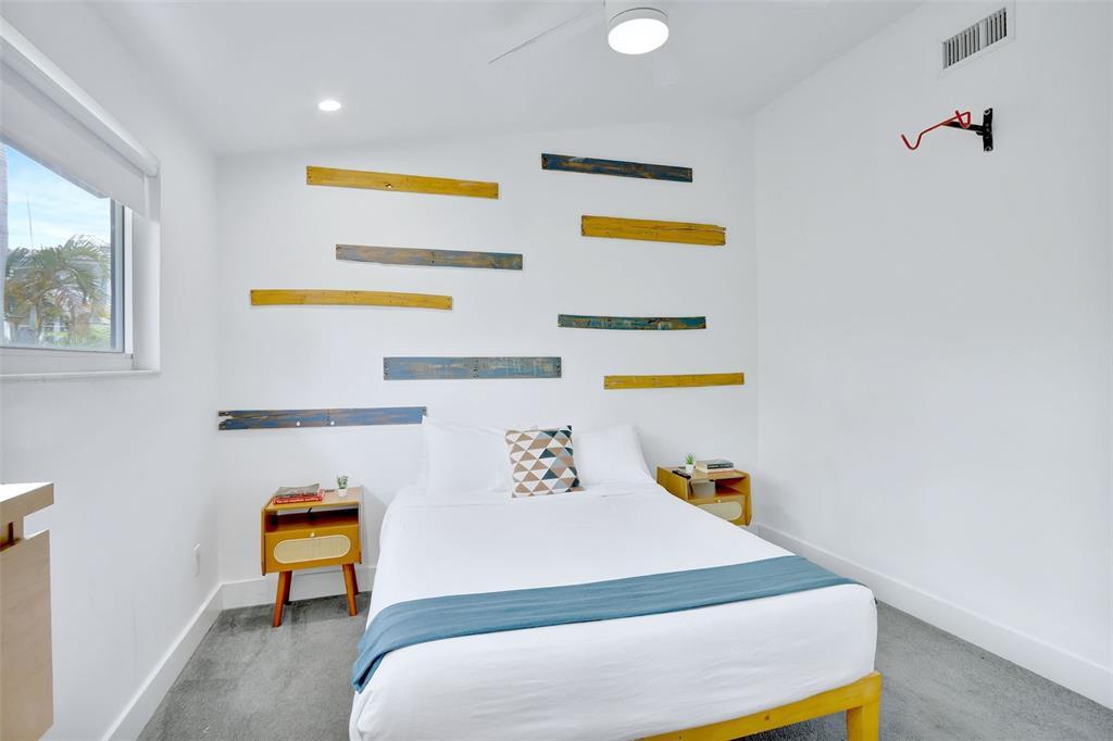 Building Photo - 320 Hendricks Is