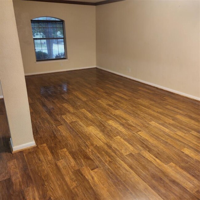 Building Photo - 706 Maplecreek Dr