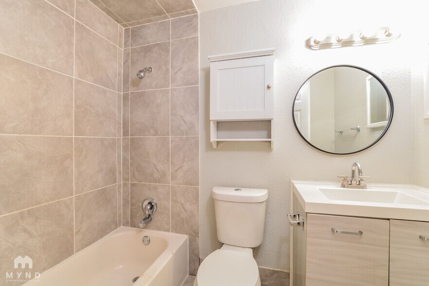 Building Photo - 209 Banyan Ct