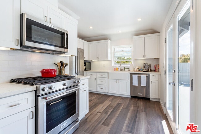 Building Photo - 444 S Roxbury Dr