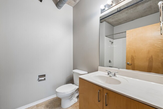 Building Photo - 700 W Van Buren St