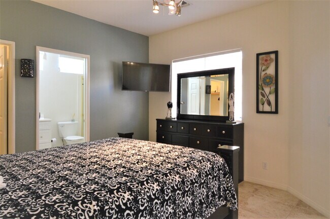 Building Photo - 3 Bedrooms and 2.5 Bathrooms Home on 7th Tee!