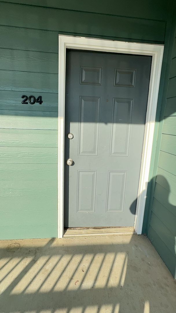 Building Photo - Laurel Station 3bed/2bath for $2550/month (entire unit)! Monthly rent includes TWO assigned parki...