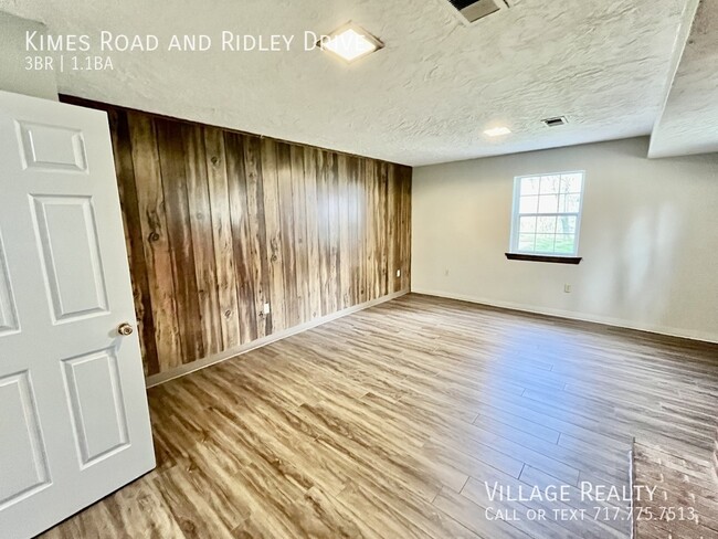 Building Photo - *** Available mid-June! *** Large, remodel...