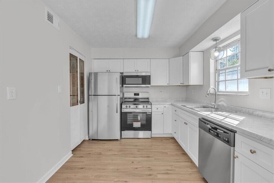 Building Photo - 2613 Stratford Ln