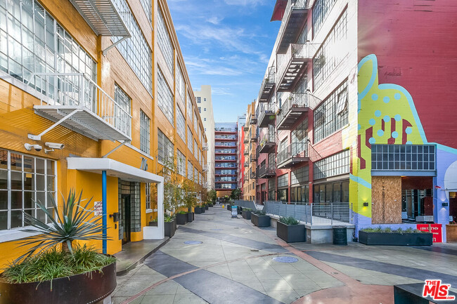 Building Photo - 746 S Los Angeles St