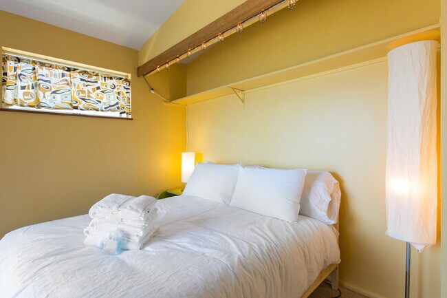 Building Photo - 4905-B Southwest Othello Street-SI ID1271726P