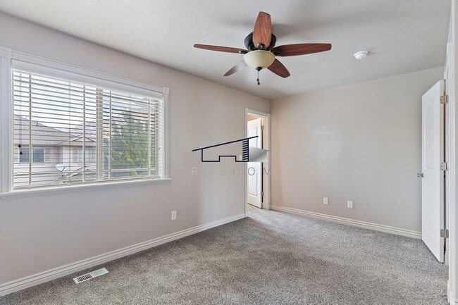 Building Photo - Fantastic Ogden 3 Bedrooom Townhouse!