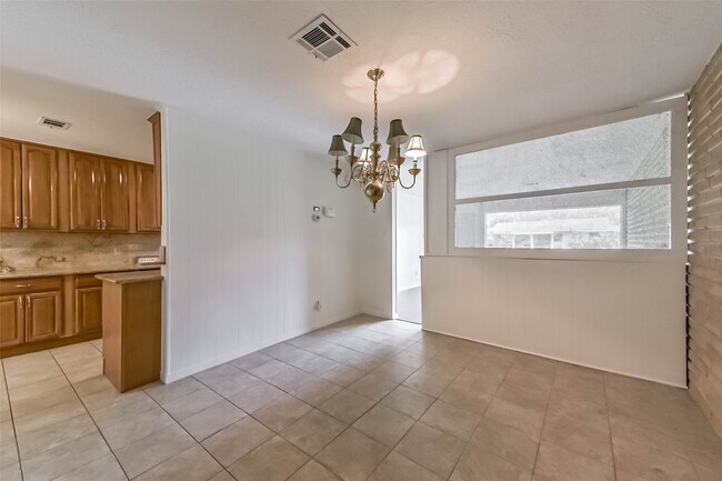 Building Photo - 1124 Helen Dr
