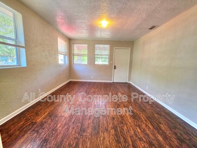Building Photo - 916 W 25th St