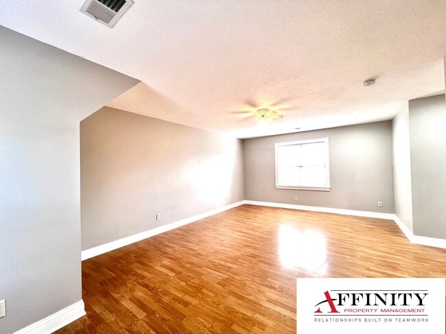 Building Photo - 1411 NE Englewood Rd